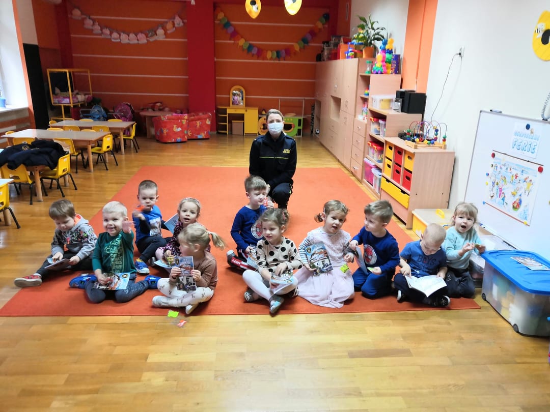 W środę 09.02.22 r. gościliśmy na naszej grupie Panią Agnieszkę, kt&oacute;ra pracuje w Straży Miejskiej. Rozmawialiśmy o bezpieczeństwie podczas ferii i r&oacute;żnych zabaw. Dziękujemy!