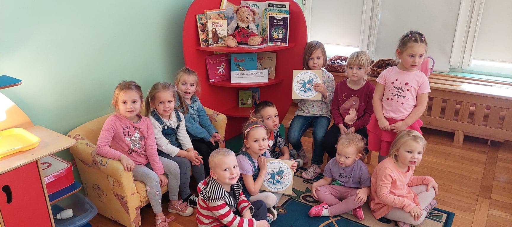dzieci z grupy biedronki, trzymające przekazane przez Instytut Heweliusza książeczki