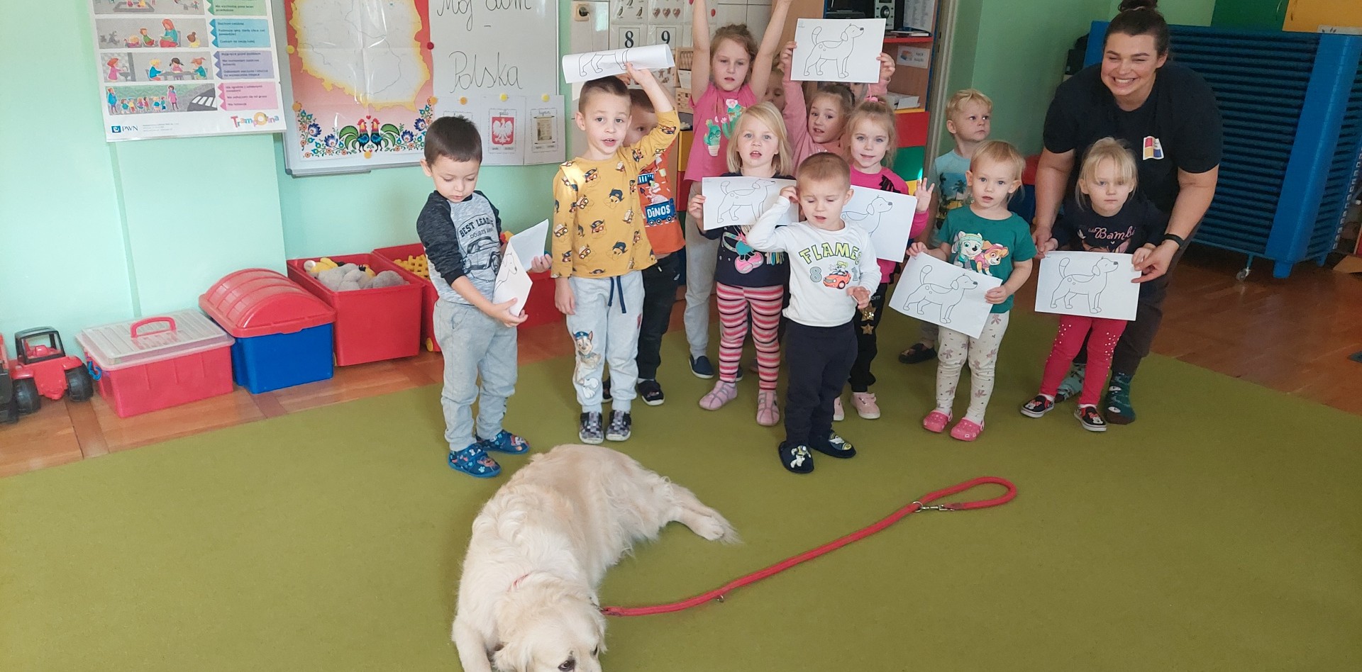 dzieci podczas dogoterapii