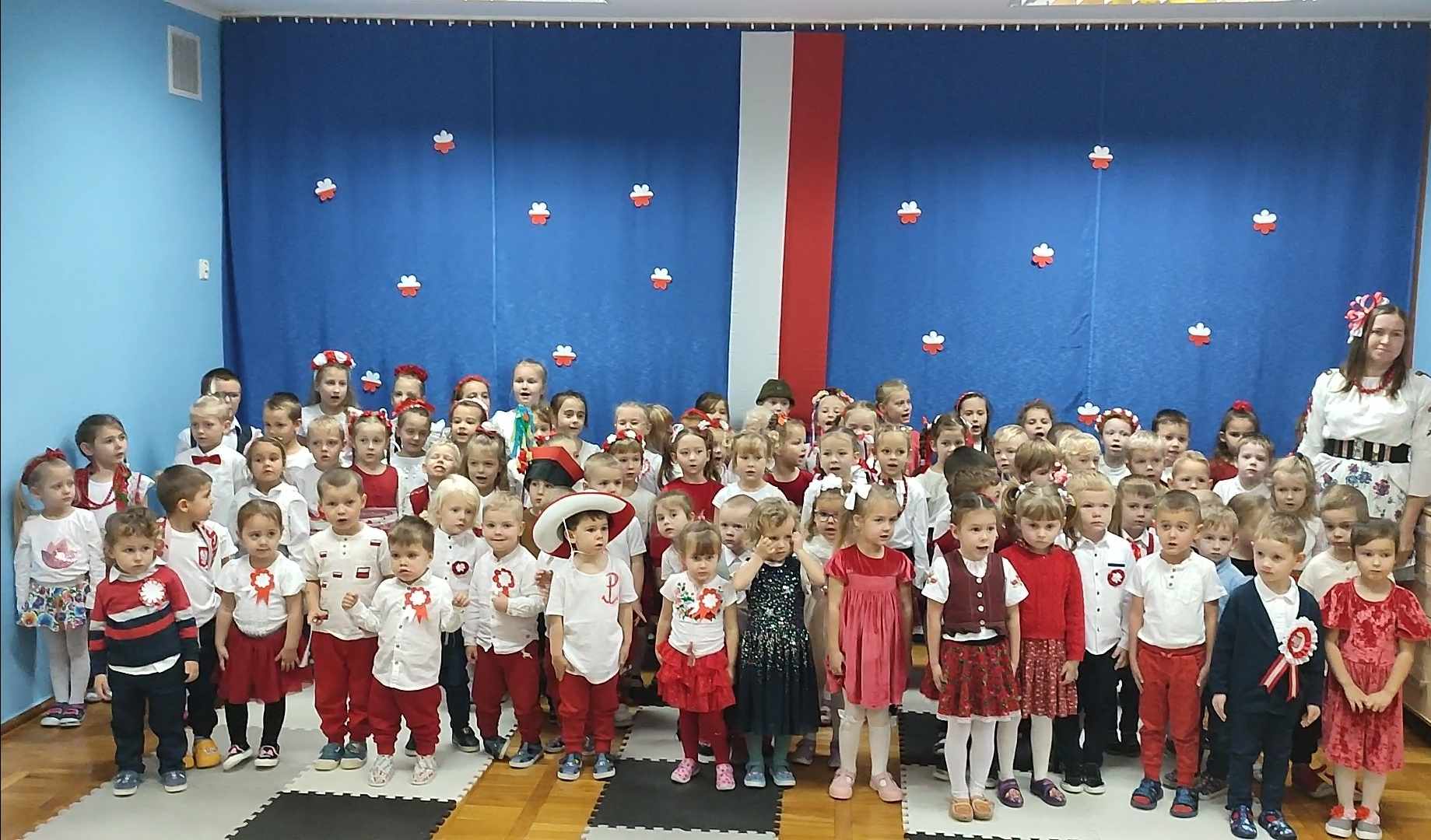 dzieci podczas śpiewania hymu