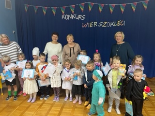 Uczestnicy konkursu wraz z jury