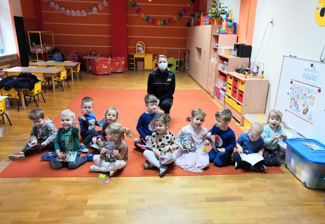 W środę 09.02.22 r. gościliśmy na naszej grupie Panią Agnieszkę, która pracuje w Straży Miejskiej. Rozmawialiśmy o bezpieczeństwie podczas ferii i różnych zabaw. Dziękujemy!