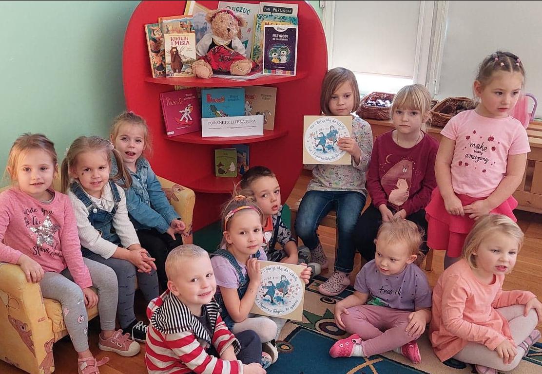 dzieci z grupy biedronki, trzymające przekazane przez Instytut Heweliusza książeczki