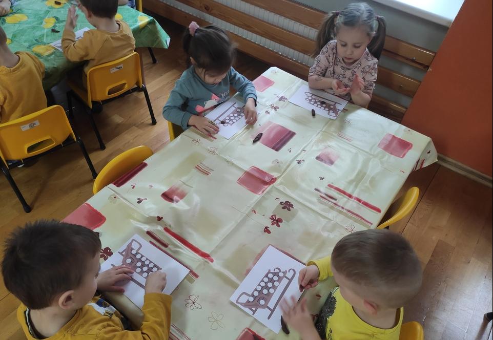 pszczółki podczas zabawy plastycznej