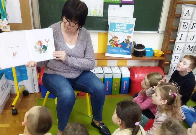 pani bibliotekarka z dziećmi