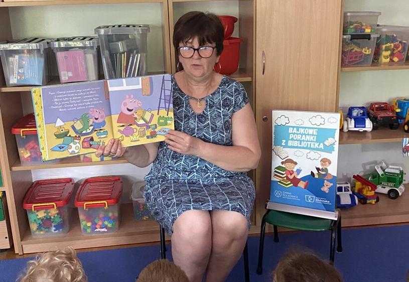Pani Bibliotekarka czyta książkę dzieciom