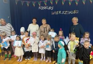 Uczestnicy konkursu wraz z jury