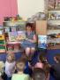 Pani Bibliotekarka czyta książkę dzieciom