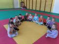 Krasnale w sali zabaw